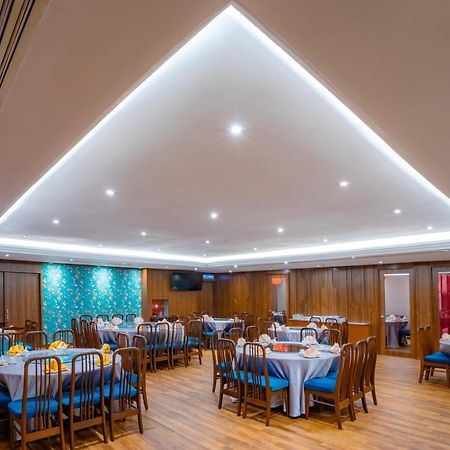 Crystal Crown Hotel Петалинг Джая Екстериор снимка