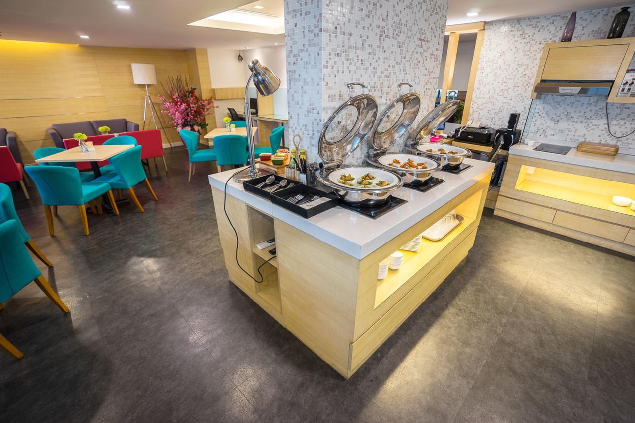 Crystal Crown Hotel Петалинг Джая Екстериор снимка