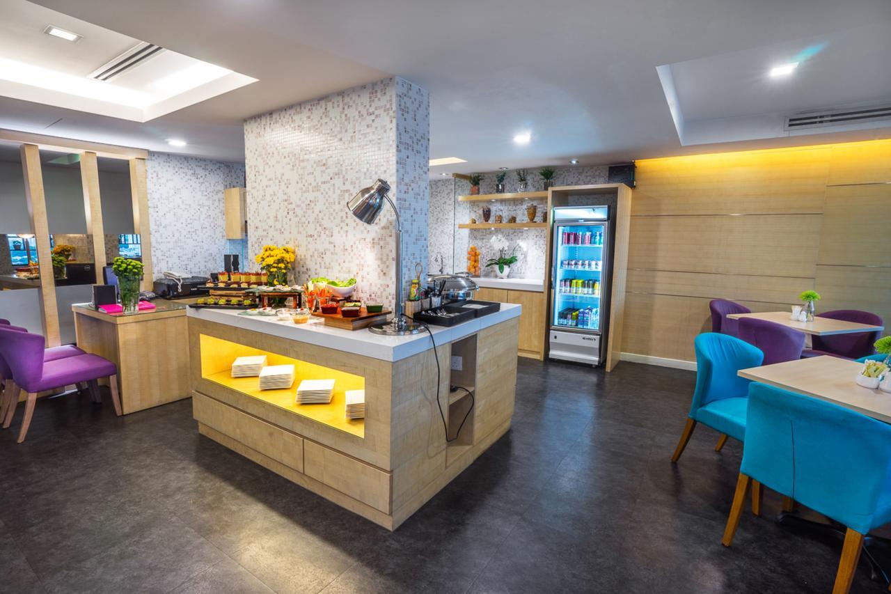 Crystal Crown Hotel Петалинг Джая Екстериор снимка