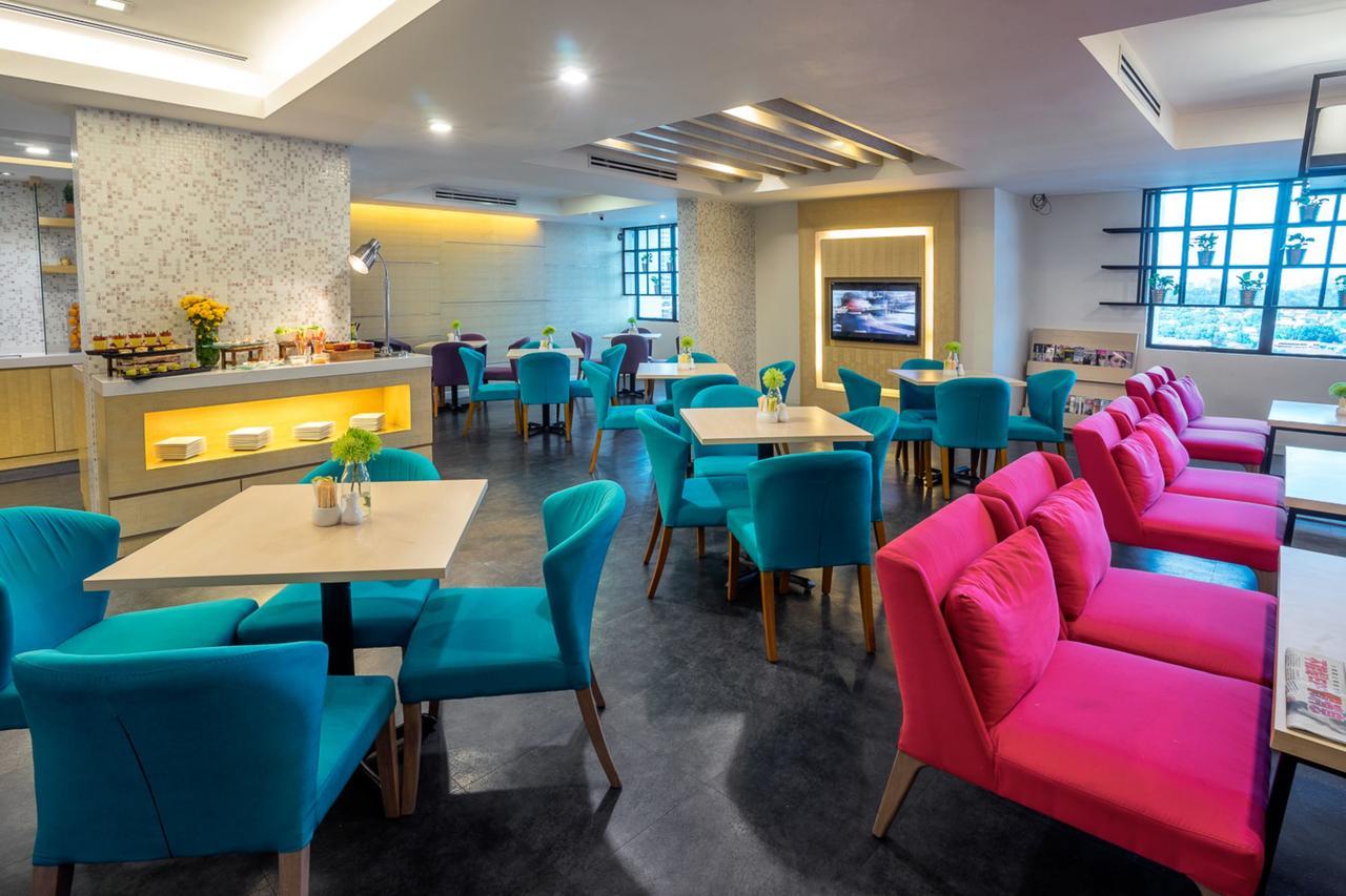 Crystal Crown Hotel Петалинг Джая Екстериор снимка