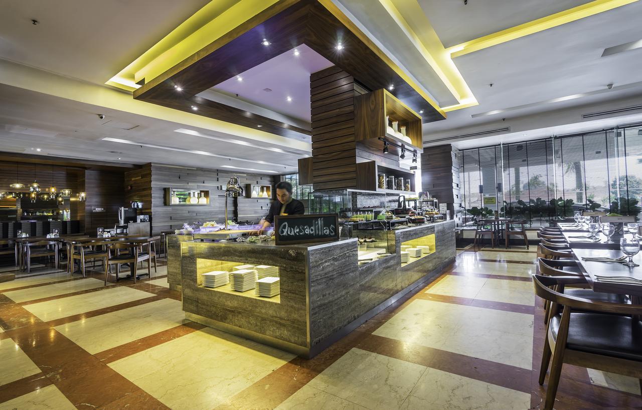 Crystal Crown Hotel Петалинг Джая Екстериор снимка