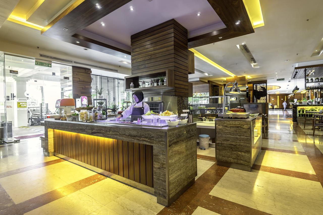 Crystal Crown Hotel Петалинг Джая Екстериор снимка