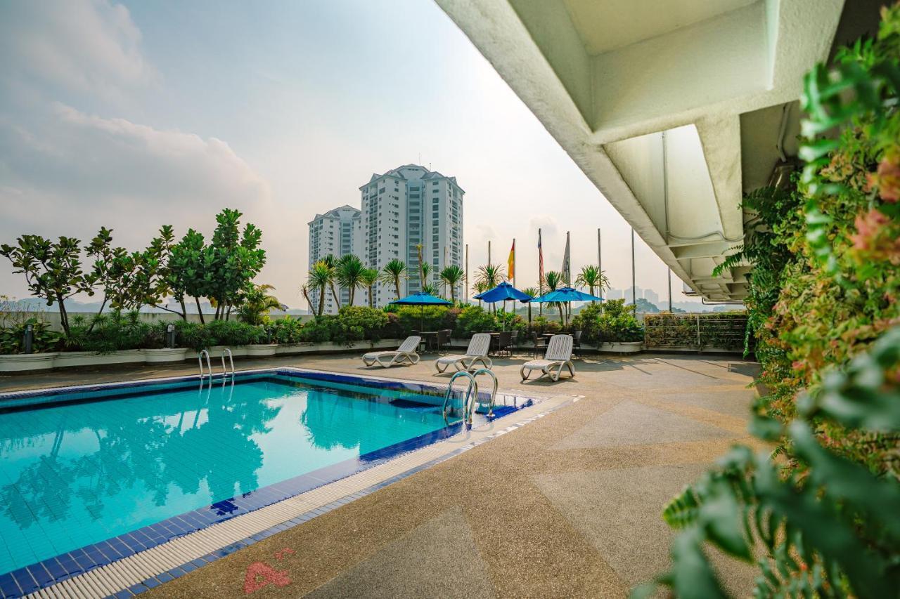 Crystal Crown Hotel Петалинг Джая Екстериор снимка