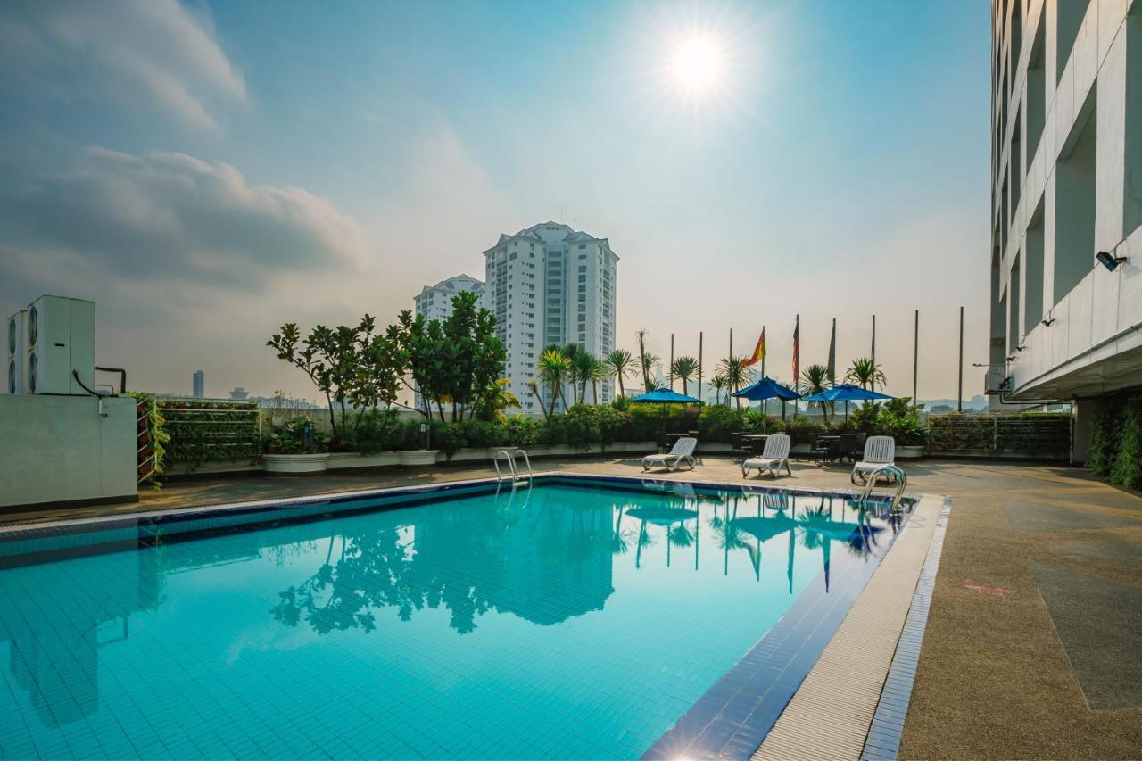 Crystal Crown Hotel Петалинг Джая Екстериор снимка